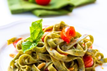 tagliatelle verdi al basilico con pomodorini