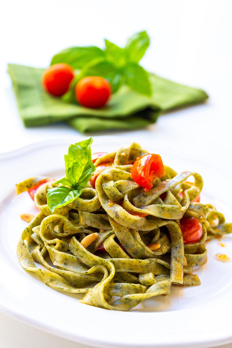 tagliatelle verdi al basilico con pomodorini