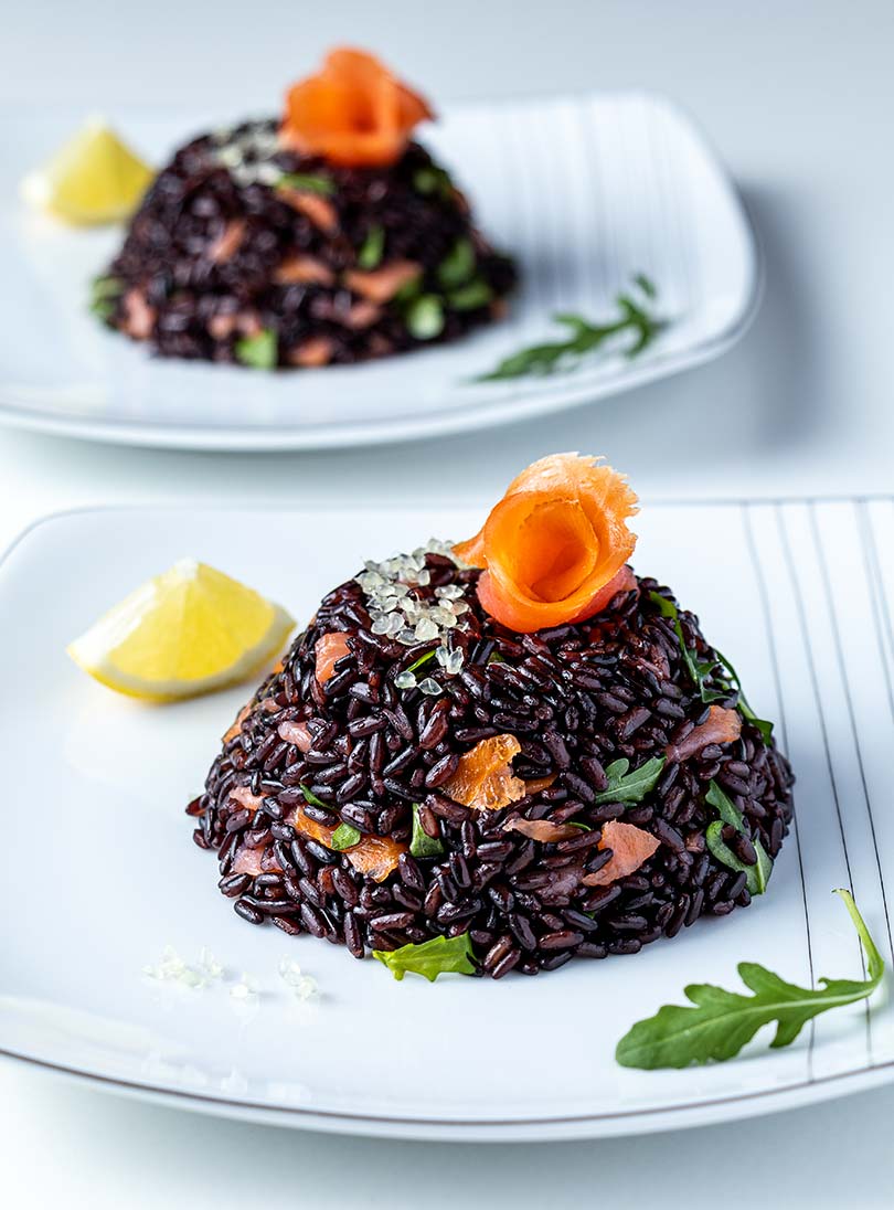 insalata di riso venere con salmone